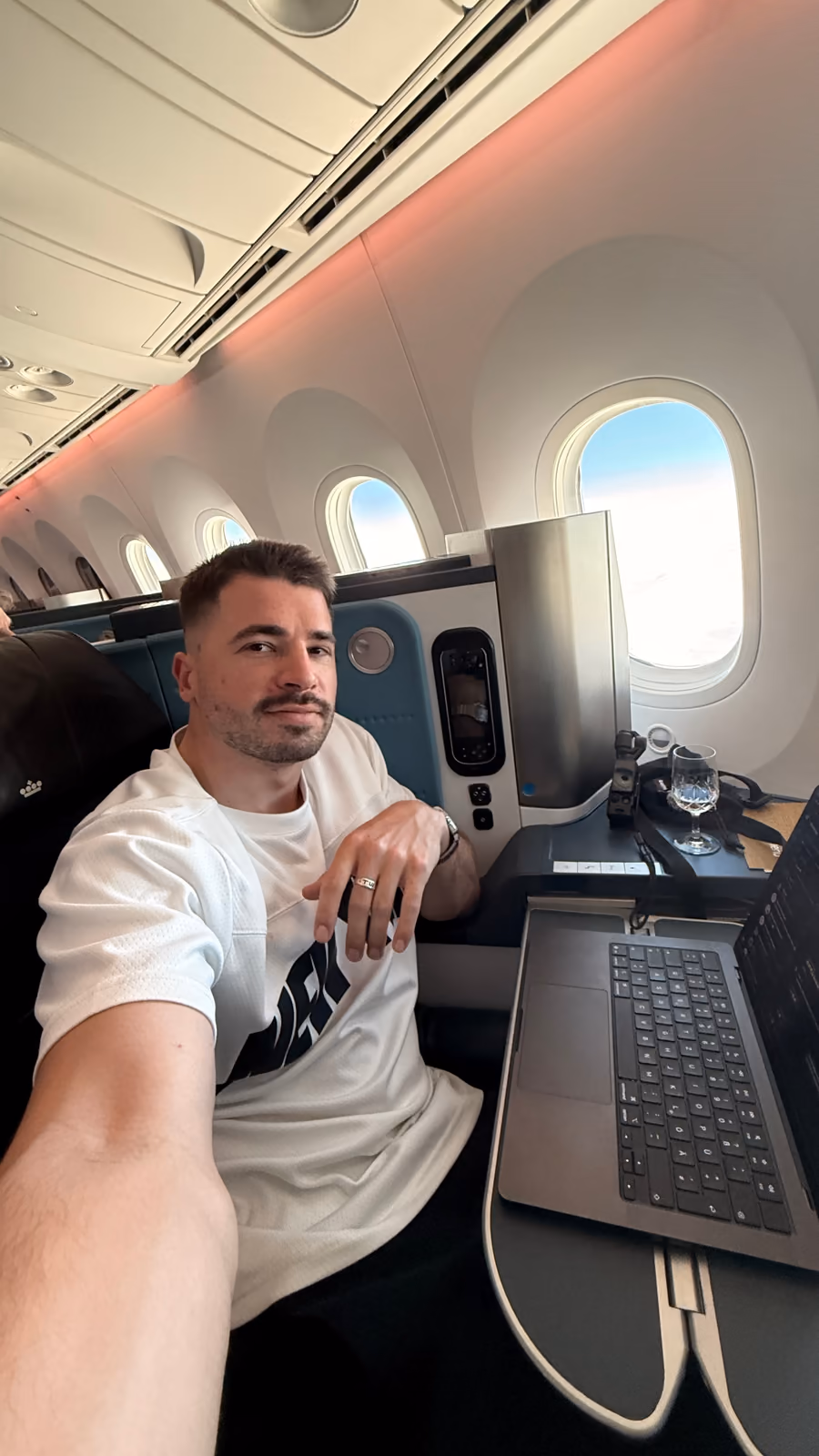 Tobias Weingärtner arbeitet mit Laptop im Flugzeug